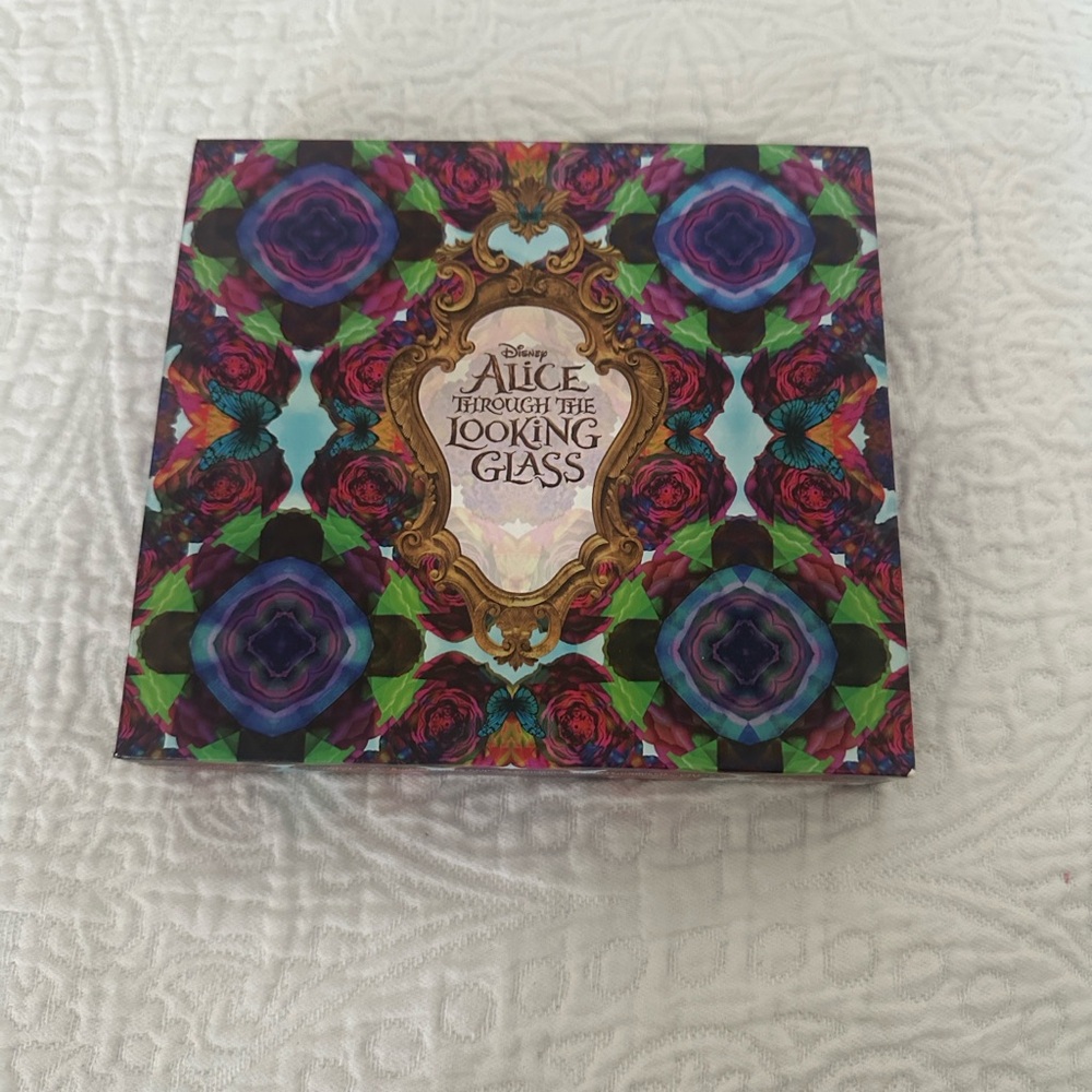 Alice through the looking glass urban decay eyeshadow palette